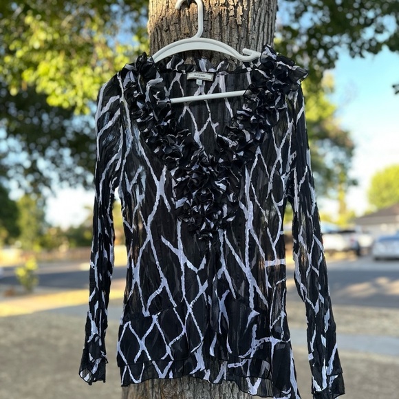 laura max Tops - Chic Black and White Women's Blouse with Ruffle Details